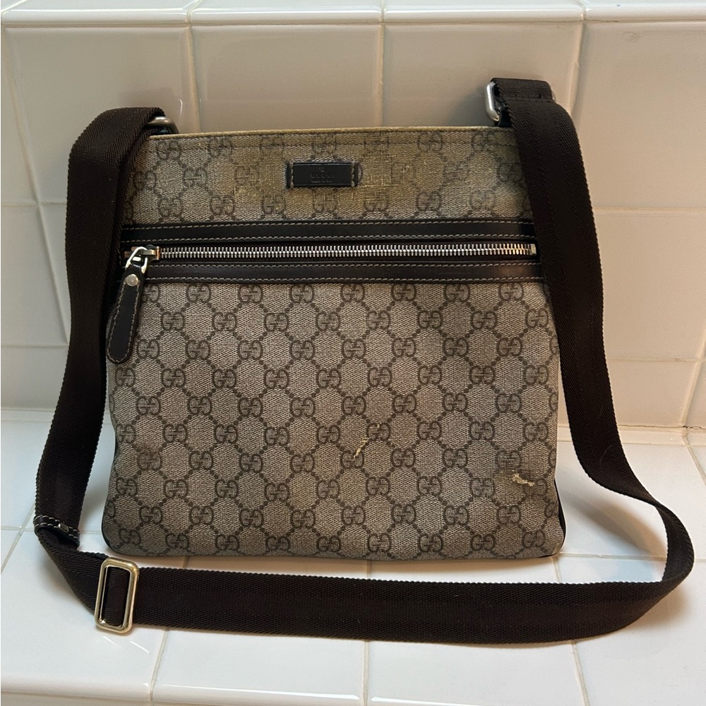 Gucci flat messenger bag